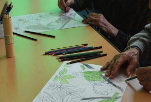 入居者が塗り絵やアート活動に取り組む風景